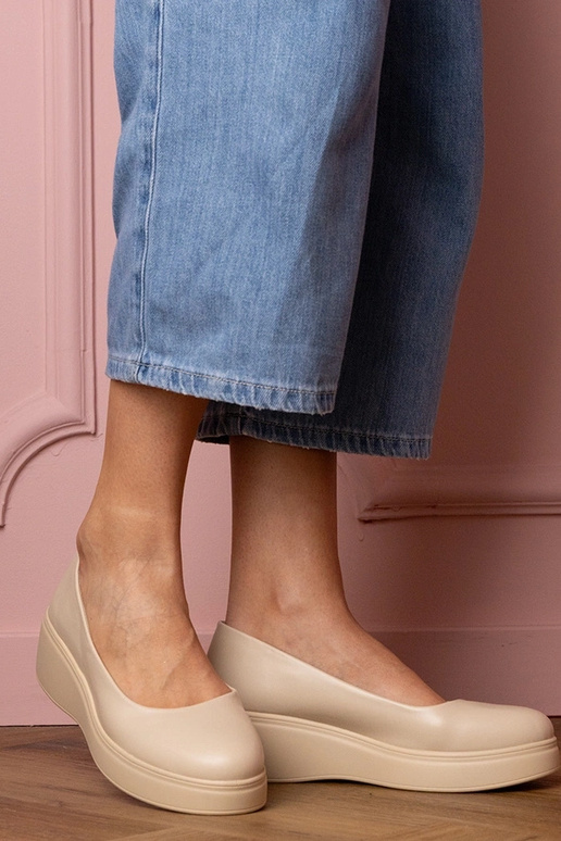 Sandfarbene Damen-Halbschuhe auf... Sandfarbene Damen-Halbschuhe auf...