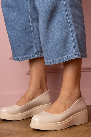 Sandfarbene lackierte Damen-Halbschuhe auf Plattform Nikara