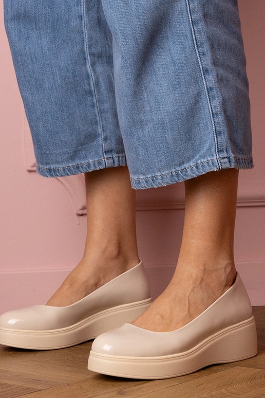 Sandfarbene lackierte... Sandfarbene lackierte...