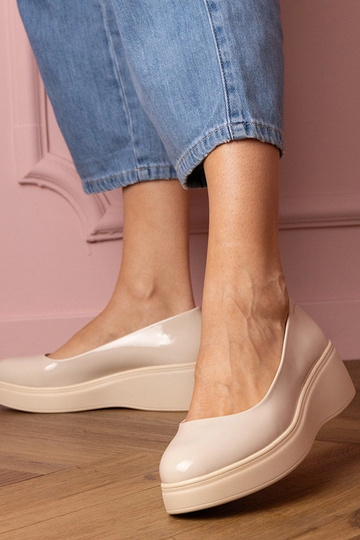 Sandfarbene lackierte Damen-Halbschuhe auf Plattform Nikara 2