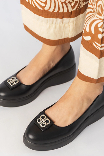 Schwarze Plateauschuhe mit Zirkonstein-Dekoration, „Patos"