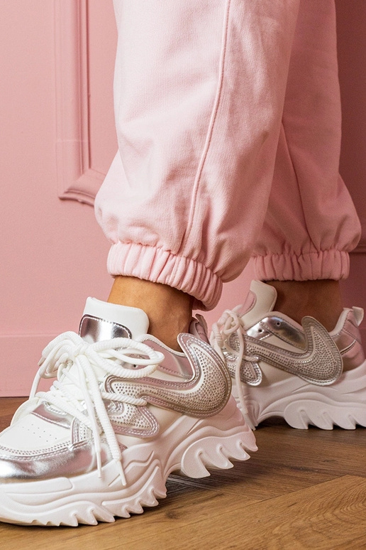 Weiße Damen-Sneaker auf dicker... Weiße Damen-Sneaker auf dicker...