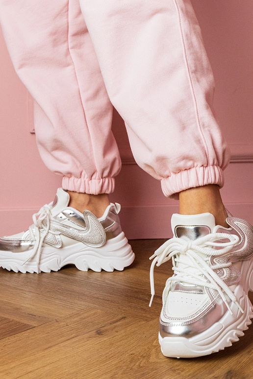 Weiße Damen-Sneaker auf dicker... Weiße Damen-Sneaker auf dicker...