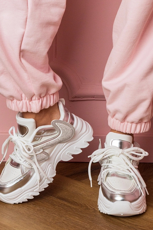 Weiße Damen-Sneaker auf dicker... Weiße Damen-Sneaker auf dicker...