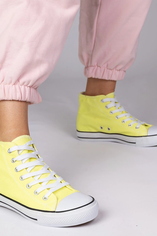 Gelbe klassische Schuhe über dem...