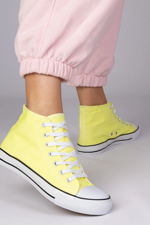 Gelbe klassische Schuhe über dem...