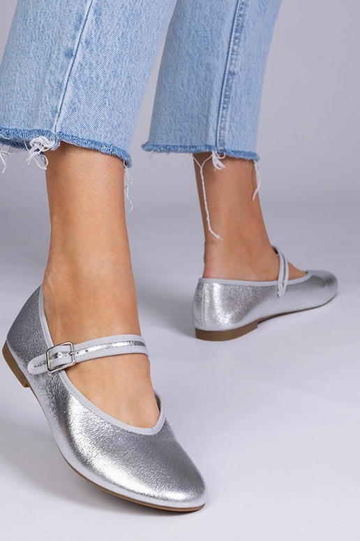 Silberne Ballerinas mit Schnalle,... Silberne Ballerinas mit Schnalle,...