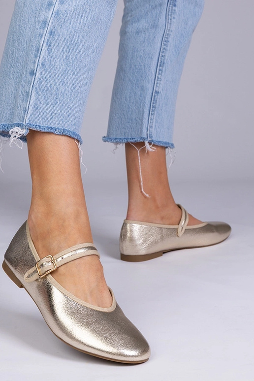 Goldene Ballerinas mit Schnalle,... Goldene Ballerinas mit Schnalle,...