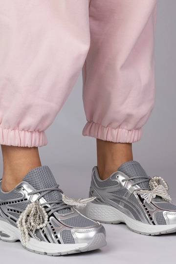 Silberne Sportschuhe mit...