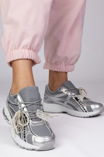 Silberne Sportschuhe mit... 2