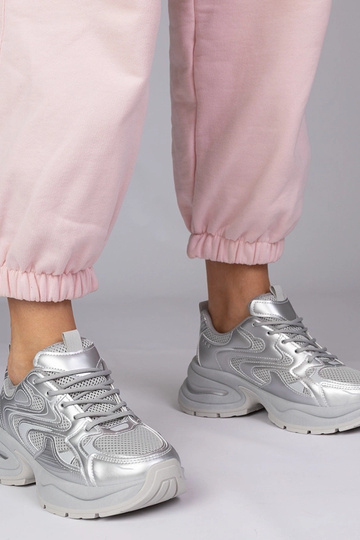 Silberne Sportschuhe mit...