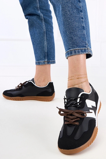 Schwarze Sportschuhe mit...