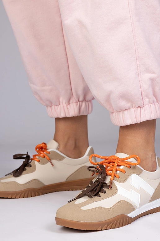 Sandfarbene Sportschuhe mit bunten...