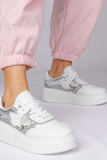 Weiße Sportschuhe mit...