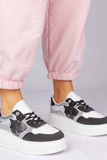 Schwarze Sportschuhe mit...