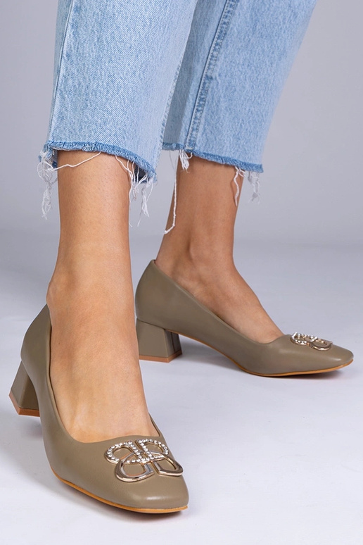 Grüne High Heels auf niedrigem Absatz...