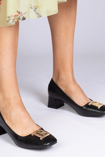 Schwarze High Heels auf...