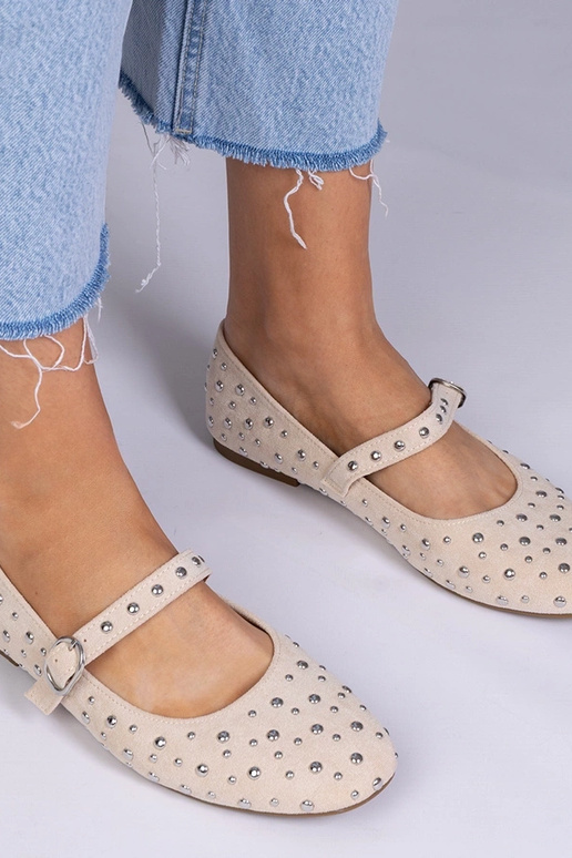 Beige Ballerinas mit Nieten und... Beige Ballerinas mit Nieten und...