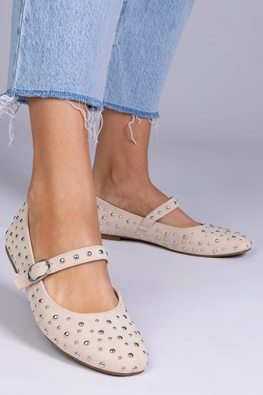 Beige Ballerinas mit Nieten und... Beige Ballerinas mit Nieten und...