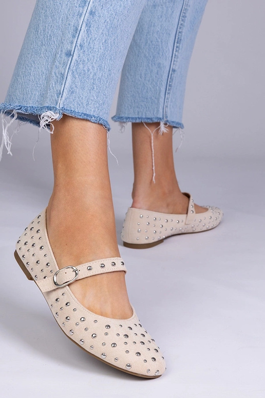 Beige Ballerinas mit Nieten und... Beige Ballerinas mit Nieten und...