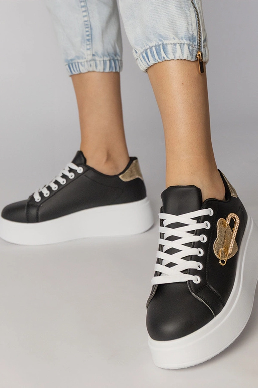 Schwarze Sportschuhe mit herzförmigem...