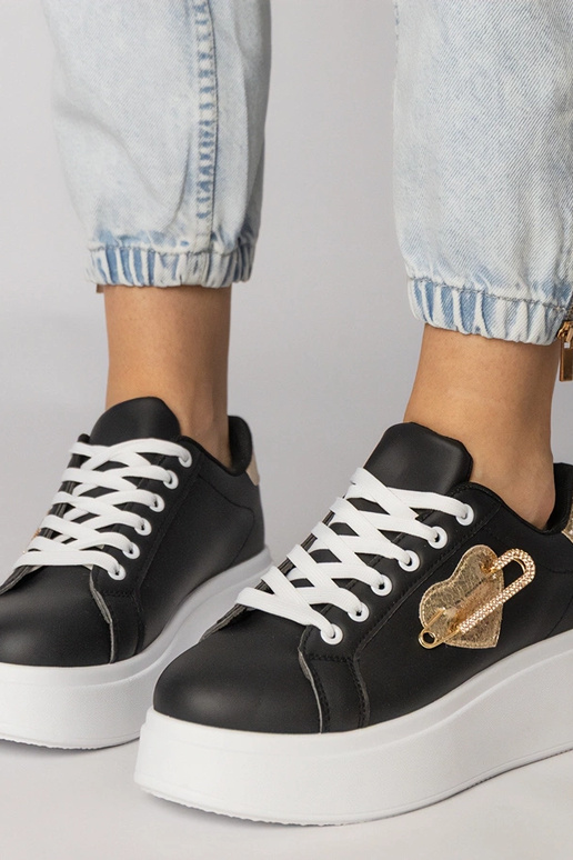 Schwarze Sportschuhe mit herzförmigem...