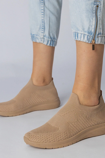 Sandfarbene Sportschuhe mit...