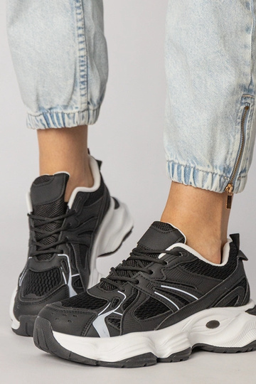 Schwarze Sportschuhe mit...