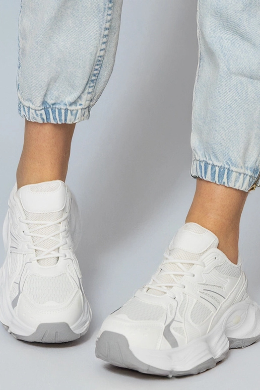 Weiße Sportschuhe mit massiver Sohle,... Weiße Sportschuhe mit massiver Sohle,...