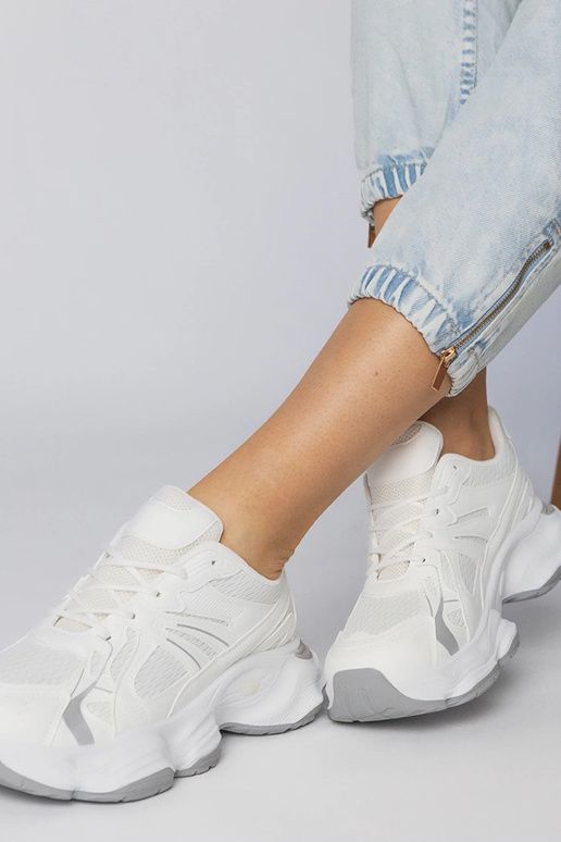 Weiße Sportschuhe mit massiver Sohle,... Weiße Sportschuhe mit massiver Sohle,...