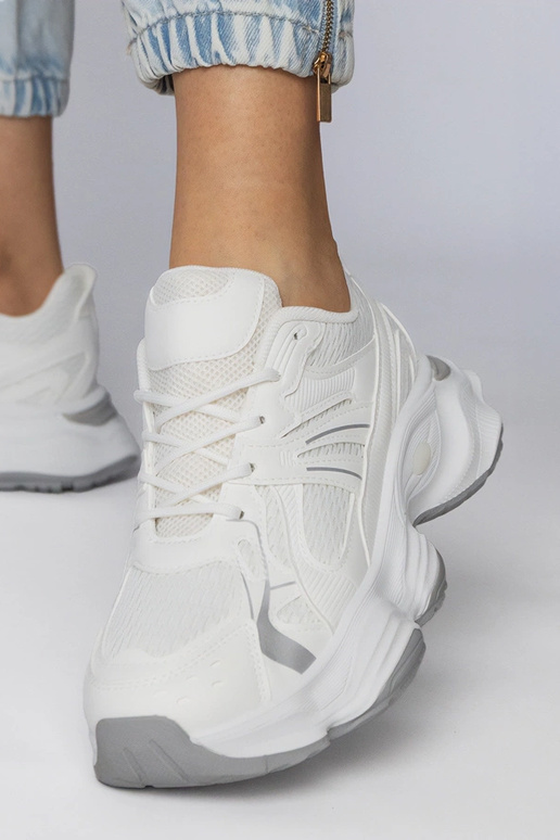 Weiße Sportschuhe mit massiver Sohle,... Weiße Sportschuhe mit massiver Sohle,...