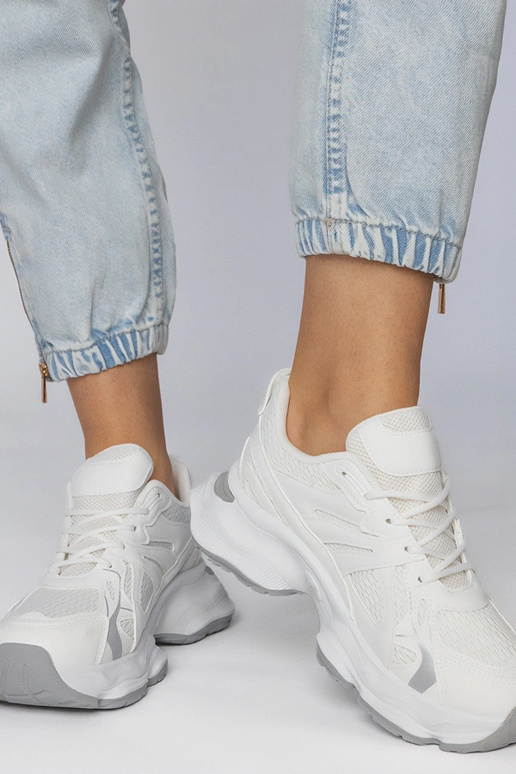Weiße Sportschuhe mit massiver Sohle,... Weiße Sportschuhe mit massiver Sohle,...