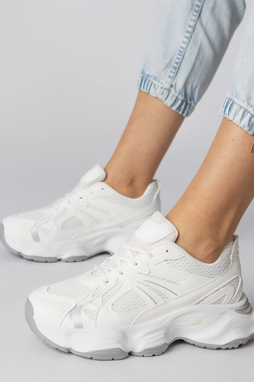 Weiße Sportschuhe mit massiver Sohle,... Weiße Sportschuhe mit massiver Sohle,...