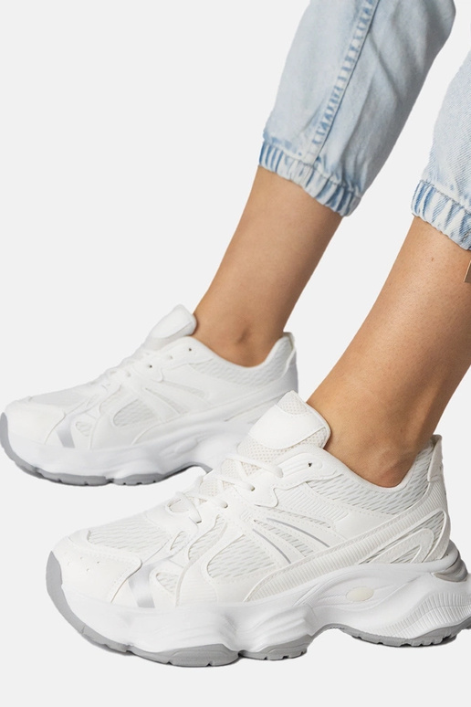 Weiße Sportschuhe mit massiver Sohle,... Weiße Sportschuhe mit massiver Sohle,...