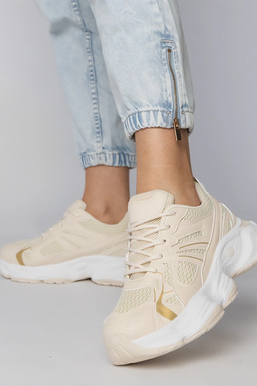 Sandfarbene Sportschuhe mit massiver... Sandfarbene Sportschuhe mit massiver...