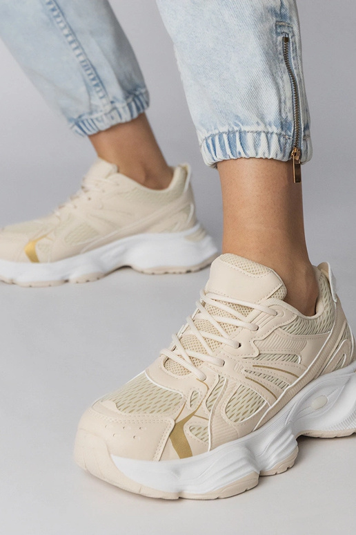 Sandfarbene Sportschuhe mit massiver... Sandfarbene Sportschuhe mit massiver...