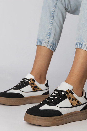 Weiß-schwarze Sneakers mit Panther-Einsatz, „Meril"