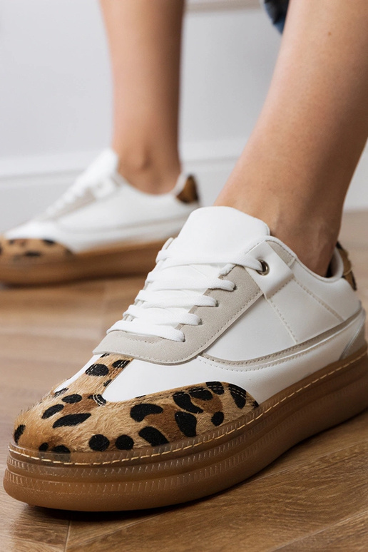 Weiße Sportschuhe mit...