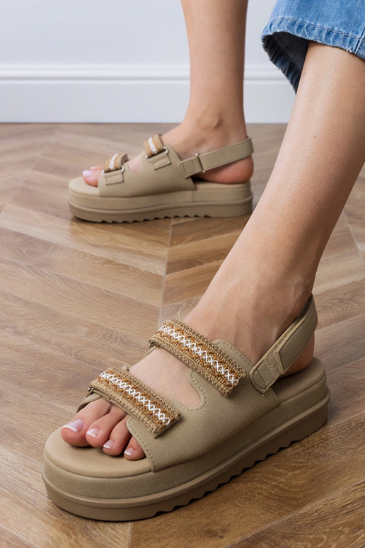 Braune Sandalen mit bestickten Riemen...