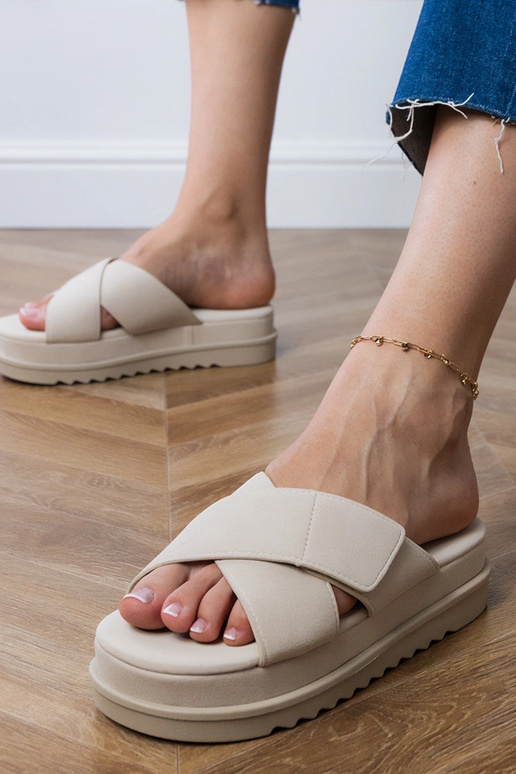 Beige Hausschuhe mit Riemen auf der...