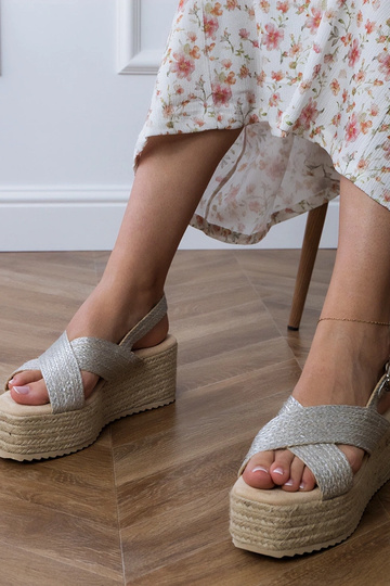 Silberne Espadrilles auf... 2