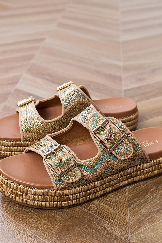 Goldene Hausschuhe mit Schnallen an...