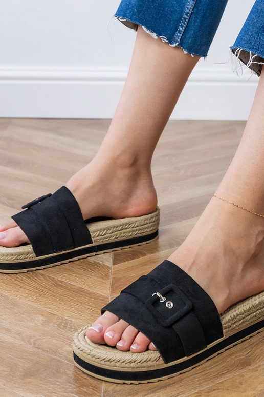 Schwarze Sandalen auf Plateausohle... Schwarze Sandalen auf Plateausohle...