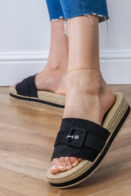 Schwarze Sandalen auf Plateausohle... Schwarze Sandalen auf Plateausohle...