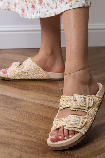 Sandfarbene gehäkelte Slipper mit Schnallen am Riemen, „Firada" 2