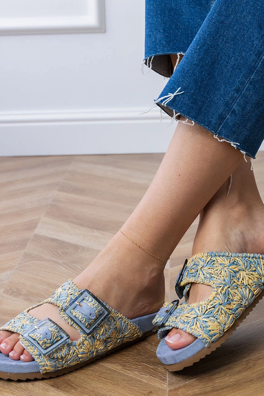 Blaue gestrickte Hausschuhe mit... Blaue gestrickte Hausschuhe mit...