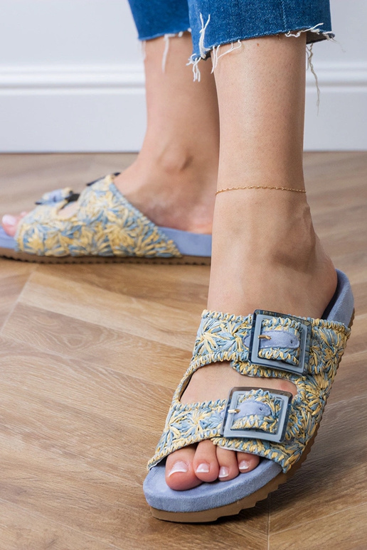 Blaue gestrickte Hausschuhe mit... Blaue gestrickte Hausschuhe mit...