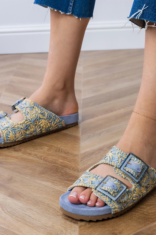 Blaue gestrickte Hausschuhe mit... Blaue gestrickte Hausschuhe mit...