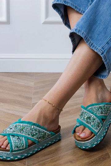Grüne Slipper mit Zirkonkristallen am Riemen, „Kelara" 2