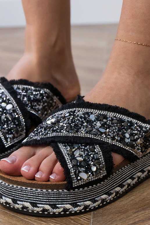 Schwarze Hausschuhe mit Zirkonia an... Schwarze Hausschuhe mit Zirkonia an...